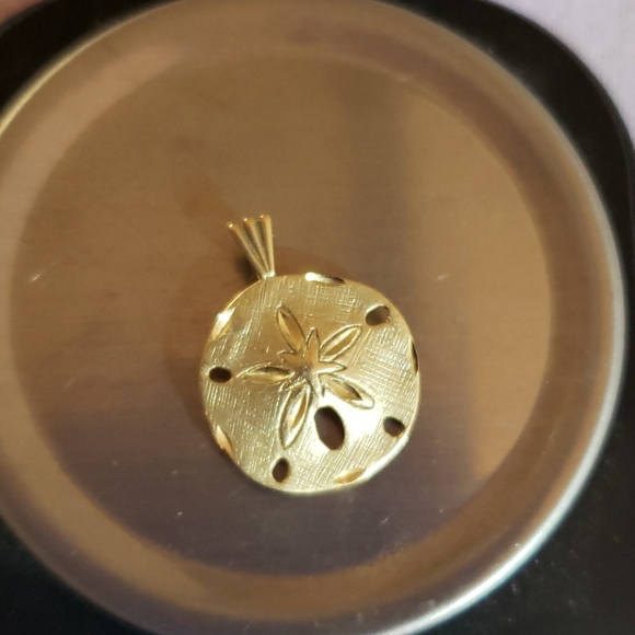 Jewelry - 14K Yellow Gold Sand Dollar Pendant